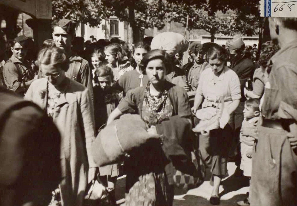 Las mujeres y los niños que volvían a España desde Francia eran confinadas en una fábrica de bicicletas y otros edificios de Irún (Biblioteca Nacional de España)